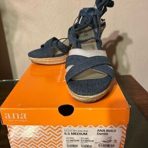 NWT Women’s Denim Ana Maui Shoes in Size 6.5M